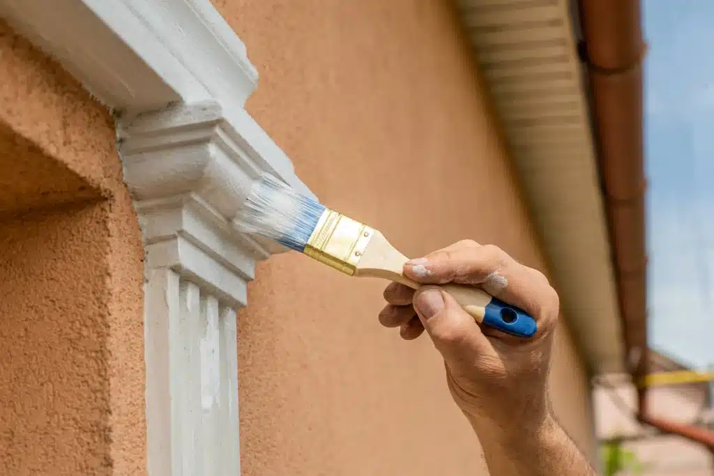 peinture et finitions sur façade par un artisan façadier