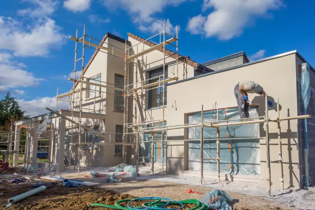 Peintre en bâtiment travaillant sur une maison à Balma